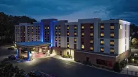 Holiday Inn Express & Suites Newport News Hotels near Skiffe's Creek Redoubt