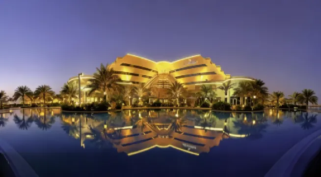 Mövenpick Bahrain Hotel a 