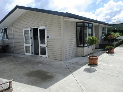 แฟ็ต อาวล์ โมเทล, บาร์ & อีทเทอรี โรงแรมใน