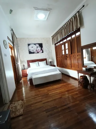 Pension Homestay Bandung Отели рядом с достопримечательностью «Bandung tour on bus (Bandros)»