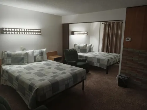 Siesta Motel - parking
