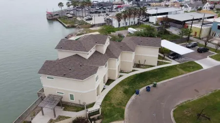 New Waterfront Bungalow Fishermans Paradise 2 Bedroom Home by RedAwning Отели в г. Порт Исабел