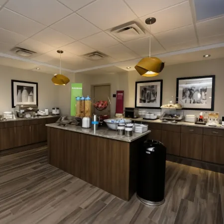 Hampton Inn & Suites by Hilton Truro Отели в г. Труро