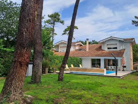 Villa with Swimming Pool 500 m from the Beach Отели в г. Мольетс-э-Маа