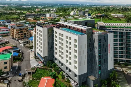 Seoubong Beach Hotel Jeju Отели рядом с достопримечательностью «Dangcheomuldonggul Cave»