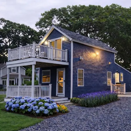 The Loft at Oakland Beach Ask About Off-season Discounts 5 min from Airport.