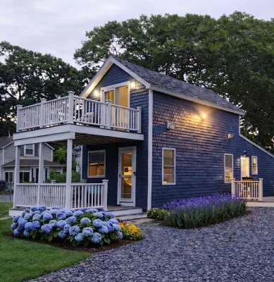 The Loft at Oakland Beach Ask About Off-season Discounts 5 min from Airport.