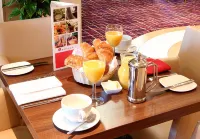 Ramada by Wyndham London North M1 - breakfast