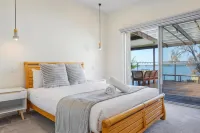 Spacious 4BR Riverfront Getaway in Taren Point - Bungalow
