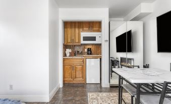 Recently Updated Private Studio w/ Separate Entrance Near Lake Chabot