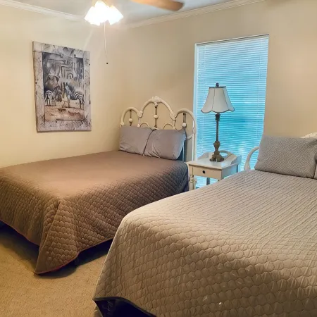 Serengeti a hardy 3 bedroom house, doggie door, TV in BDRMS