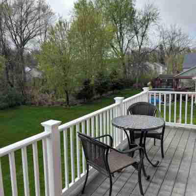Charming Saratoga studio '09: walk to track, SPAC, downtown! Private entry/deck. Others