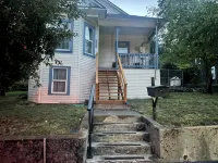 Charming Victorian style, updated 2-bedroom house with AC in charming Dunsmuir - Wifi