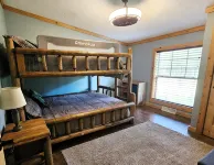 Beautifully Remodeled Private Cabin in the Woods with Screen Porch - 3-Sterne