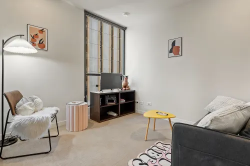 Unbeatable Location - Sleek 1BR  Melbourne Central