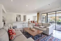 Contemporary Family Living at 4 Seafarer Way