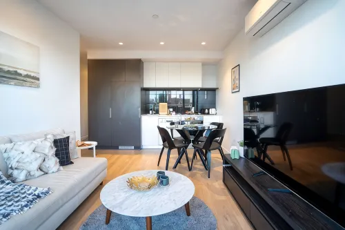 Hawthorn 1BR Apt - Close to Swinburne University - Condos