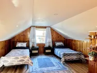 Welcoming Updated 3-Bedroom House Close to Downtown Clear Lake and City Beach!