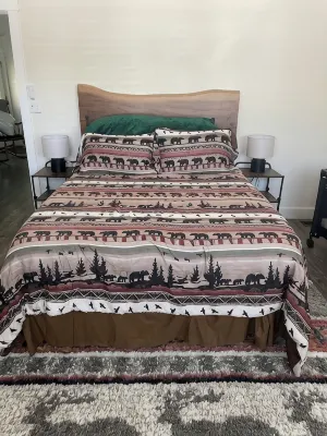 Spacious 4-bedroom house at base of Bloomington Canyon with WiFi, Portable AC