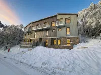 Mont Blanc Chalet –Mount Buller Chalet Walk to Lifts. Sleeps 12 Hotels near Lydia's