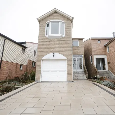 Spacious 4 bedroom Home (15 mins from YYZ airport) Отели рядом с достопримечательностью «Шеридан»