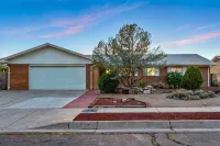 Spacious 3-bedroom house with card table, backyard and Wifi in NE Albuquerque - Bungalows