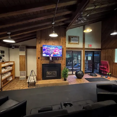 Cozy 2-bedroom condo with WiFi, pool, fitness room in charming Stowe