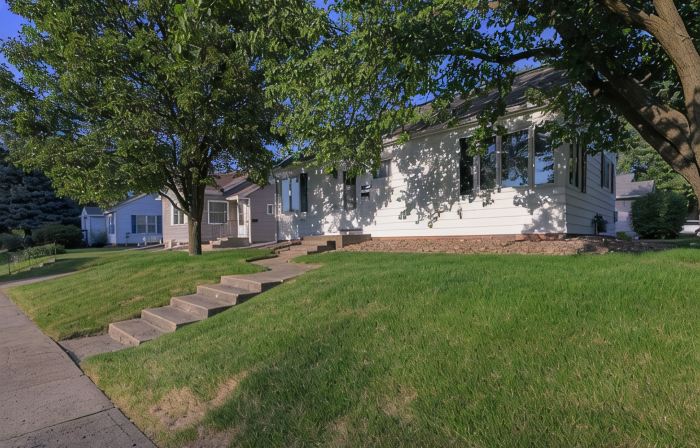 Charming 2-bedroom cottage with WiFi, AC in lovely Pella