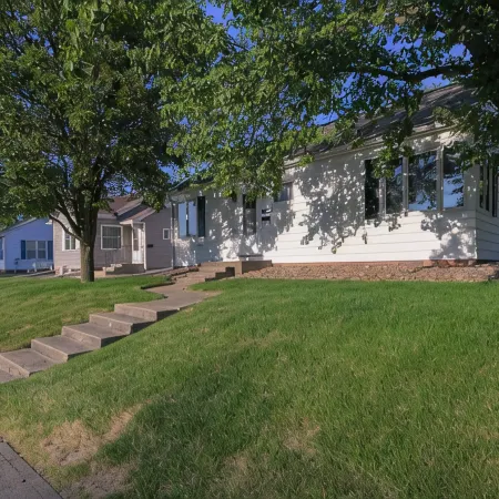 Charming 2-bedroom cottage with WiFi, AC in lovely Pella