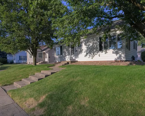 Charming 2-bedroom cottage with WiFi, AC in lovely Pella Hotels in Pella