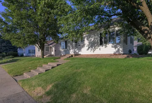 Charming 2-bedroom cottage with WiFi, AC in lovely Pella