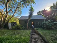 Classic Piha Bach - Seaview Road Hotels in Piha