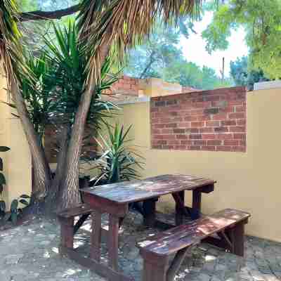 Charming 2-bedroom cottage in lovely Randburg with WiFi Others