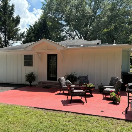 Cozy & Stylish 3 Bedroom Black and White Cottage. Perfect for Families & Groups!