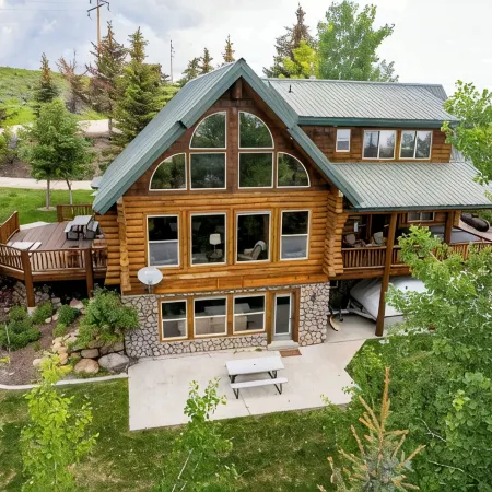 Beautiful original log cabin, minutes from Garden City and Bear Lake beaches.
