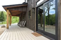 NEW Cozy 4-bedroom cabin with AC, WiFi, Hot Tub and Fire Place! - Hytter