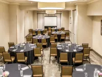 Cambria Hotel Chicago Loop - Theatre District Hotels near Picasso Statue