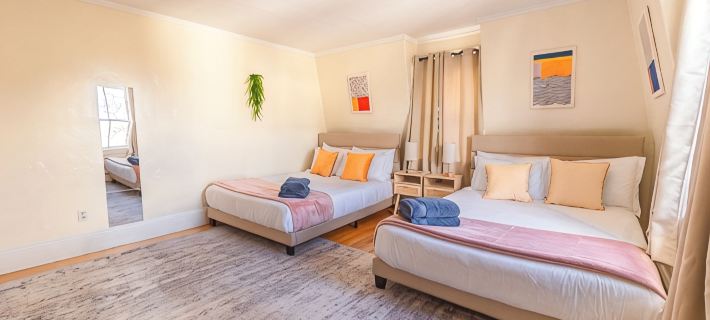 Spacious 3BDR/4Bed apartment with King + Queen beds, WiFi, AC in Downtown Salem Ξενοδοχεία στην πόλη Salem
