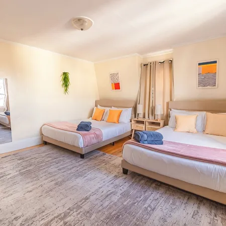 Spacious 3BDR/4Bed apartment with King + Queen beds, WiFi, AC in Downtown Salem
