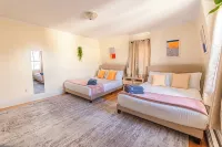 Spacious 3BDR/4Bed apartment with King + Queen beds, WiFi, AC in Downtown Salem - Condos