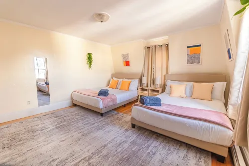 Spacious 3BDR/4Bed apartment with King + Queen beds, WiFi, AC in Downtown Salem - Bintang 3