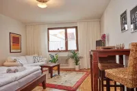 Living in colonial style (incl. Underground car park) - Homestays