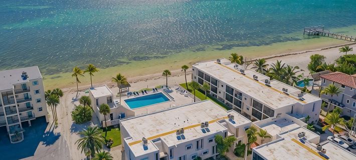 BEACHFRONT CONDO on Coco Plum Beach with Heated Pool Hotels in Marathon