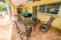The Palm Tree  Waterfront -  Pool Home - Free Heated pool- Pool Table - kayaks - Swimmingpools