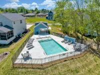 Bright airy lakeside home in gated community - 무료 와이파이