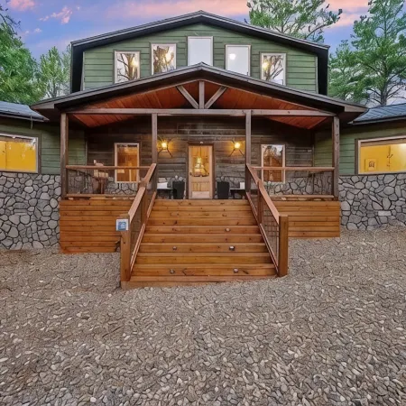 Luxury Cabin with Rustic Charm and Modern Amenities in Broken Bow, Oklahoma.