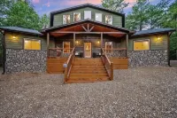 Luxury Cabin with Rustic Charm and Modern Amenities in Broken Bow, Oklahoma. - 3-Star