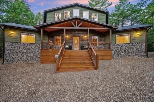 Luxury Cabin with Rustic Charm and Modern Amenities in Broken Bow, Oklahoma.