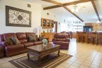 Heart of Town Near Heb with a Spacious, Beautiful Backyard to Enjoy. - breakfast
