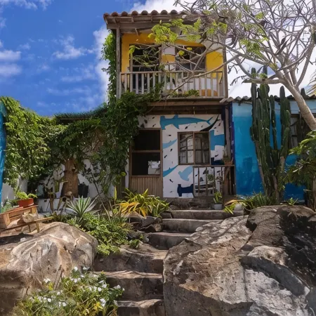 CASA ACOGEDORA DE DOS DORMITORIOS, COMPLETAMENTE AMOBLADA.